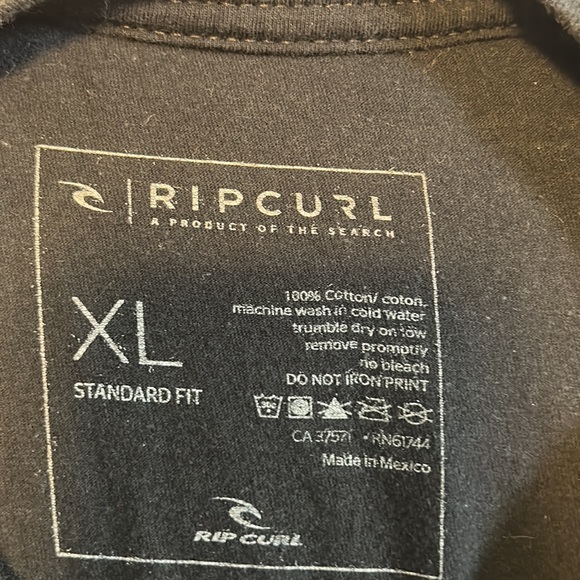 Rip curl XL standard fit T-shirt black selling because it’s too big for me - Picture 3 of 3